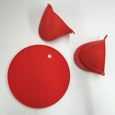Kitchen Essentials: Silicone Heat-Resistant Oven Mitts &amp; Pot Holders Set